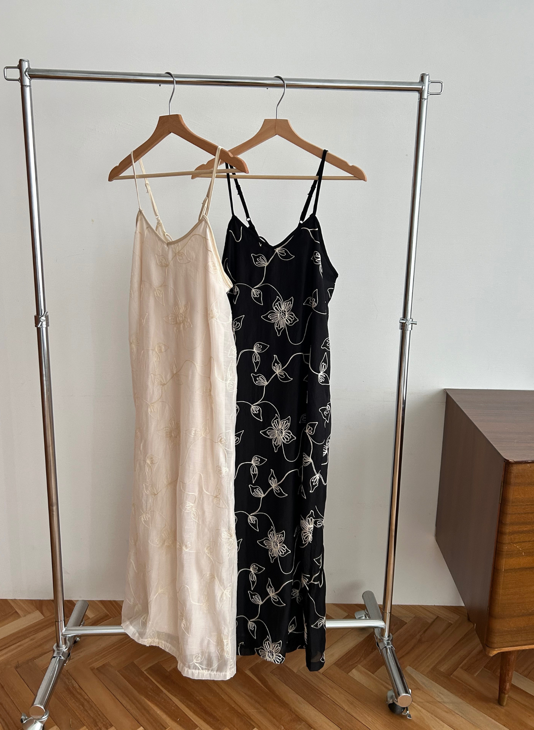 〈 NEW ARRIVAL 〉FLOWER EMBROIDERY CAMISOLE ONEPIECE