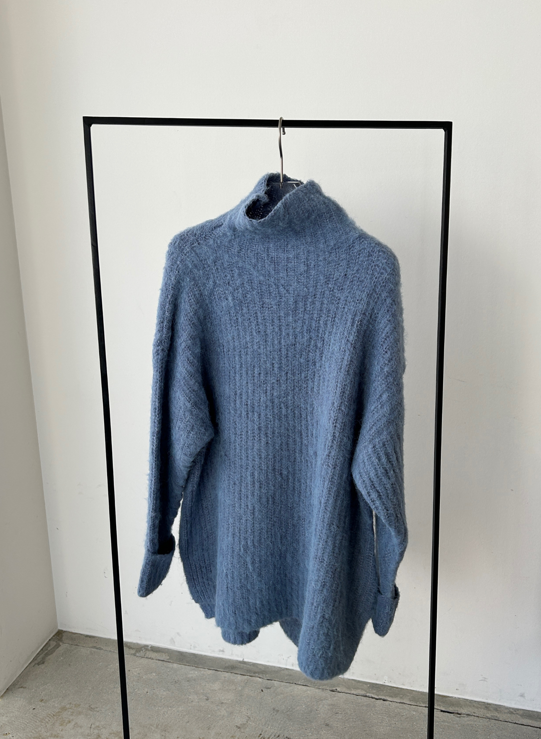 LOOSE HIGH NECK KNIT