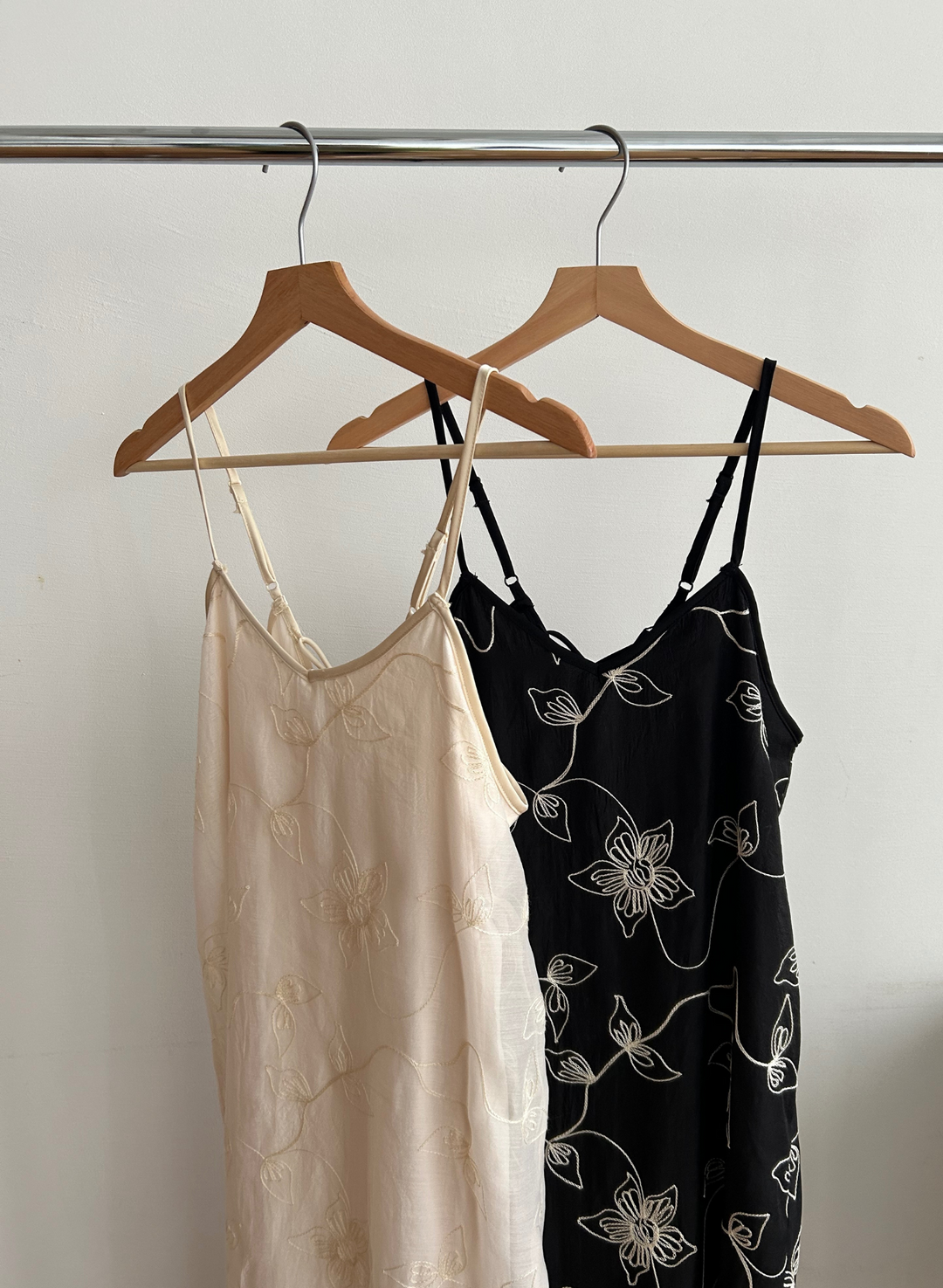 〈 NEW ARRIVAL 〉FLOWER EMBROIDERY CAMISOLE ONEPIECE